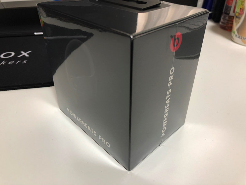 Powerbeats Pro package