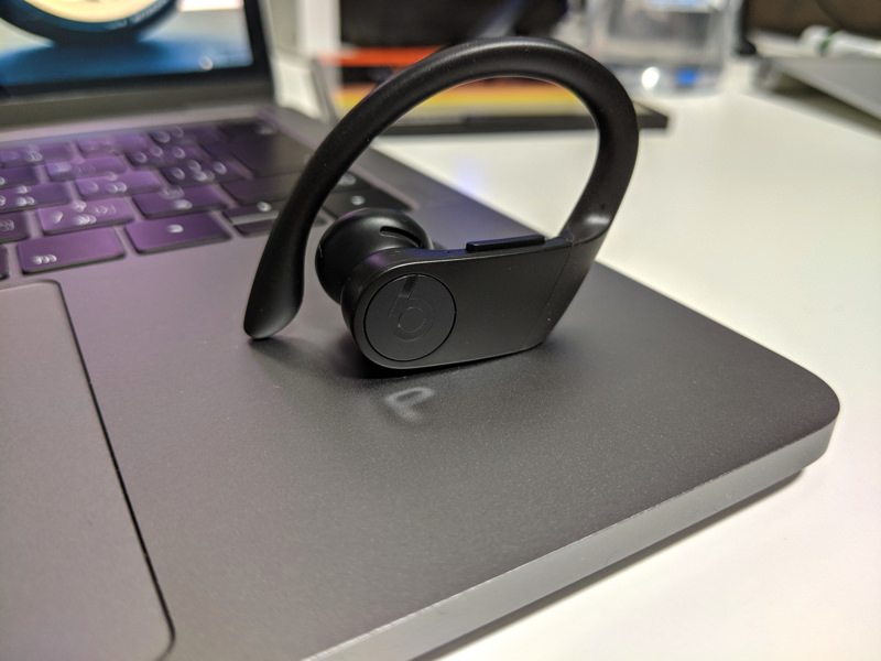 Powerbeats Pro buttons