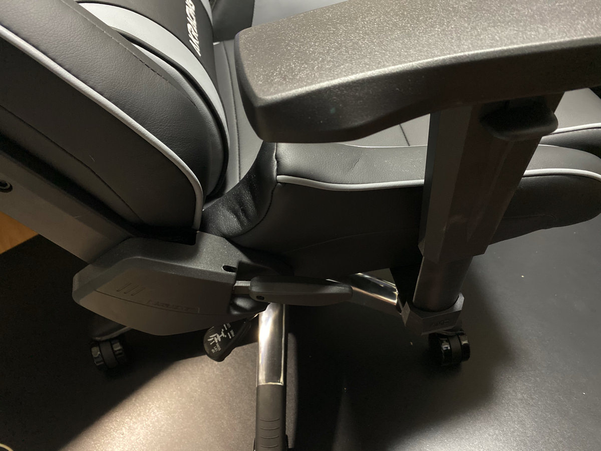 AKRacing Pro-X 昇降レバー 位置